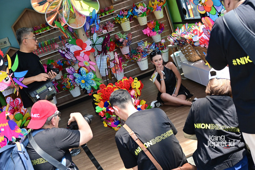 Peserta Nikon XPerience memotret model Rahma Nurajijah di antara koleksi Kolecer pada acara Nikon Xperience di Kota Baru Parahyangan, Kabupaten Bandung Barat, Sabtu (3/8/2025). KANGJEPRET/YOGI ARDHI (Data teknis: Nikon Z30, Nikkor Z AF 28/2.8)
