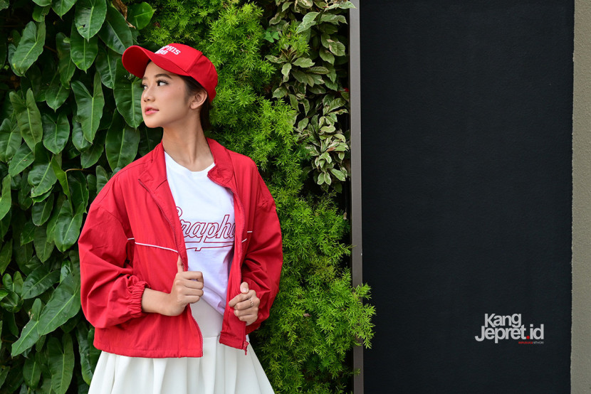 Model Queenza berpose di salah satu sudut kawasan perbelanjaan dan rekreasi Bumi Hejo pada acara Nikon Xperience di Kota Baru Parahyangan, Kabupaten Bandung Barat, Sabtu (3/8/2025). KANGJEPRET/YOGI ARDHI (Data teknis: Nikon Z30, Nikkor Z AF 28/2.8)