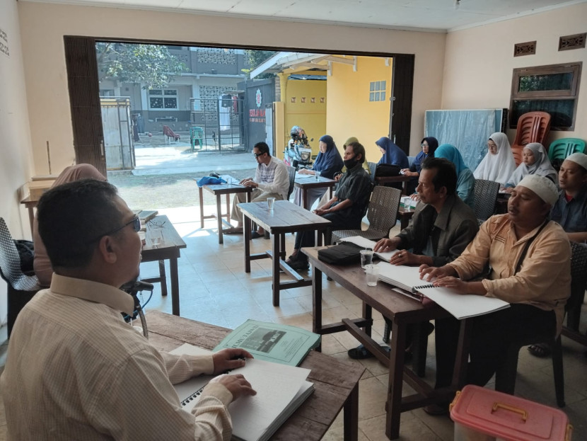 Para penyandang tuna netra tengah membaca ayat suci Alquran braile yang digelar di tempat pengajian Jalan Garuda Kota Sukabumi, Ahad (3/8/2025).