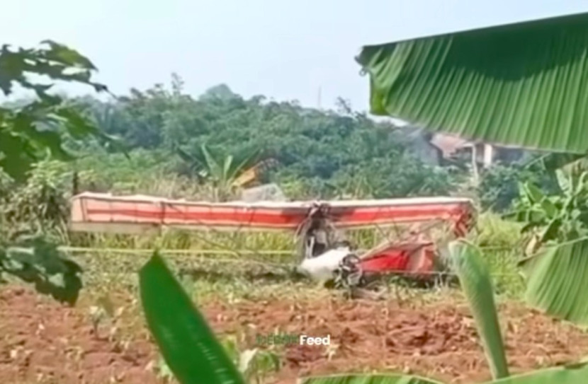 Puing pesawat latih jenis Microlight Fixedwing Quicksilver GT500 dengan register PK-S126 milik FASI yang jatuh di area pemakaman di Bogor, Ahad (03/08/2025). (Foto: Dok RUZKA INDONESIA)