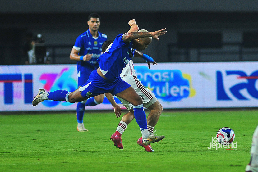 Striker Persib Bandung William Marcilio berfoto bersama dengan jersey baru menjelang laga International Friendly Match di Stadion Gelora Bandung Lautan Api (GBLA), Sabtu (2/8/2025). KANGJEPRET/YOGI ARDHI (Data Teknis: Nikon D3, Nikkor MF 300mm F2.8)