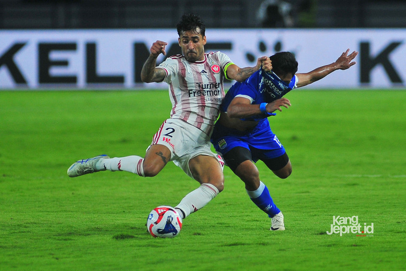 Gelandang Sidney Wanderers Gabriel Issac Cleur menarik jersey winger Persib Febri Hariyadi pada laga Persib Bandung melawan Western Sydney Wanderers, Sabtu (2/8/2025) di Stadion Gelora Bandung Lautan Api (GBLA). KANGJEPRET/YOGI ARDHI (Data Teknis: Nikon D3, Nikkor MF 300mm F2.8)