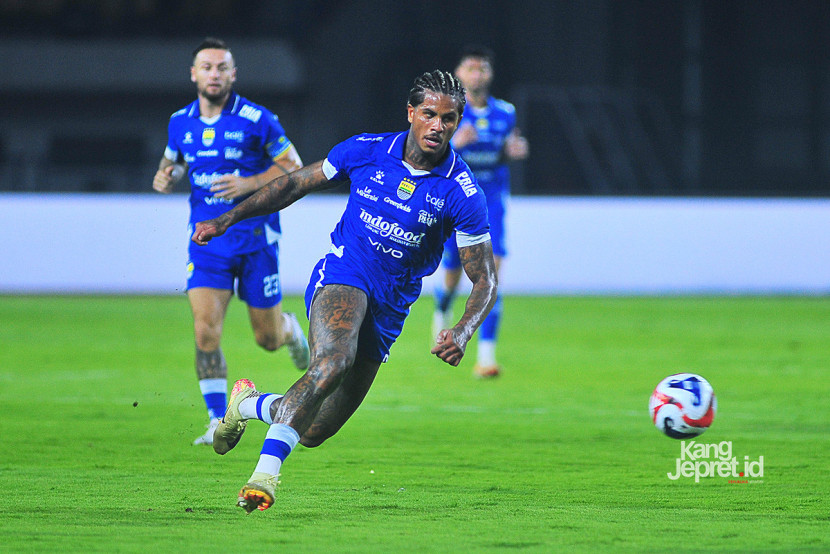 Striker Persib Bandung Ramond de Andrade Souza menggiring bola pada laga Persib Bandung melawan Western Sydney Wanderers, Sabtu (2/8/2025) di Stadion Gelora Bandung Lautan Api (GBLA). KANGJEPRET/YOGI ARDHI (Data Teknis: Nikon D3, Nikkor MF 300mm F2.8)