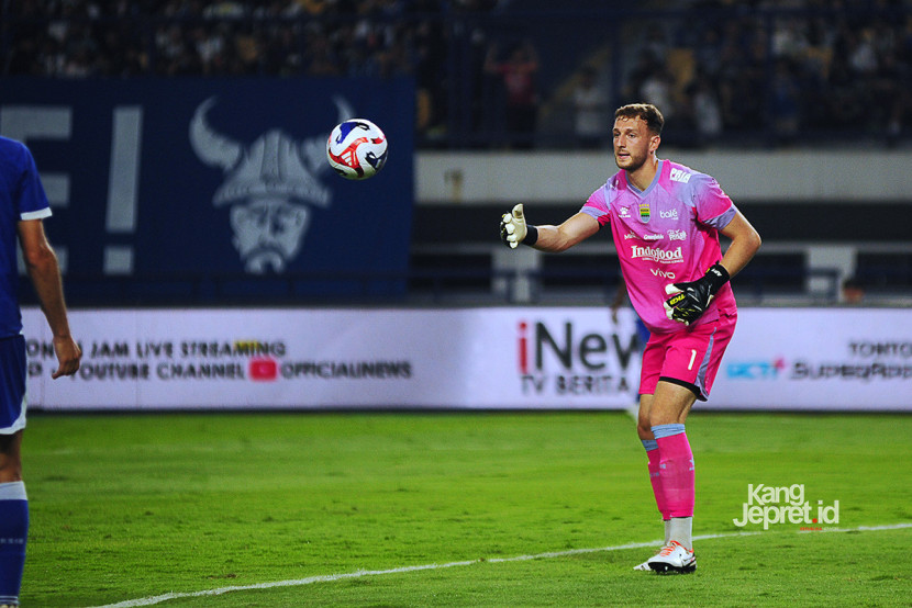Kiper Persib Bandung Adam Josef Prybek mengenalan jersey baru penjaga gawang dengan warna merah jambu pada laga persahabatan di Stadion Gelora Bandung Lautan Api (GBLA), Sabtu (2/8/2025). KANGJEPRET/YOGI ARDHI (Data Teknis: Nikon D700, Nikkor 80-200/2.8 ED 3rd Gen)