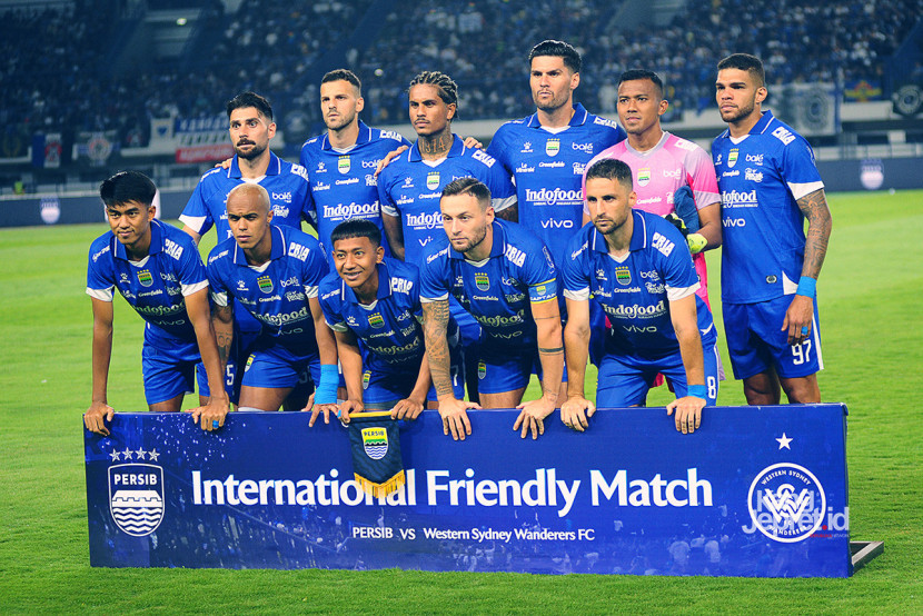 Skuad Persib Bandung berfoto bersama dengan jersey baru menjelang laga International Friendly Match melawan Western Sidney Wanderers di Stadion Gelora Bandung Lautan Api (GBLA), Sabtu (2/8/2025). KANGJEPRET/YOGI ARDHI (Data Teknis: Nikon D700, Nikkor 80-200/2.8 ED 3rd Gen)