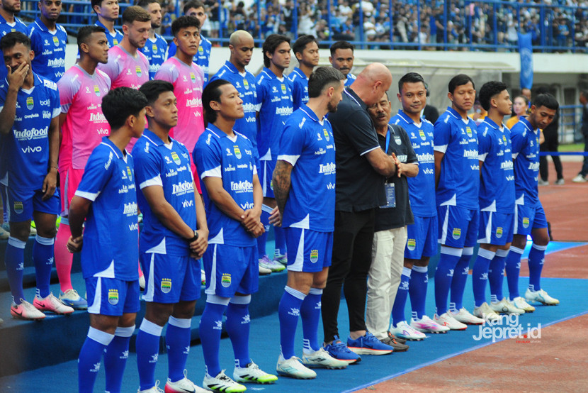 Skuad Persib Bandung berfoto bersama pelatih kepala Bojan Hodak dan Komisaris Persib Bandung Bermartabat Umuh Muchtar dalam dalam  acara peluncuran 