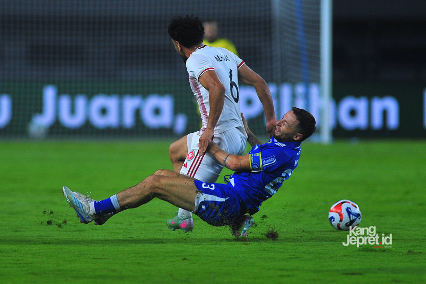 Bek Persib Bandung Klok Marck Klok dilanggar gelandang Sidney Wanderers Mohamed Al Taay pada laga Persib Bandung melawan Western Sydney Wanderers, Sabtu (2/8/2025) di Stadion Gelora Bandung Lautan Api (GBLA). KANGJEPRET/YOGI ARDHI (Data Teknis: Nikon D3, Nikkor MF 300mm F2.8)