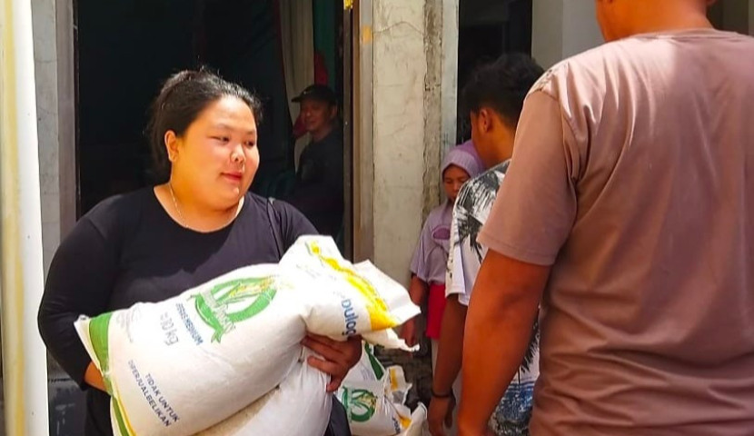 Warga Desa Tolengas Kabupaten Sumedang Terima Bansos Beras, Total 15 Ton Lebih Disalurkan untuk 756 Keluarga
