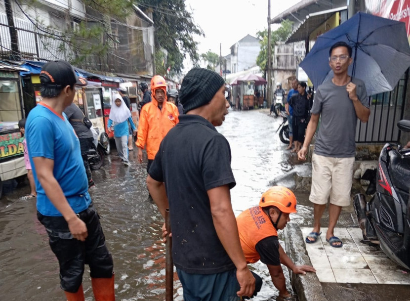 Petugas BPBD Kota Sukabumi tengah menangani banjir limpasan akibat saluran air tersumbat sampah di Jalan Dewi Sartika, Senin (4/8/2025). Dok BPBD Kota Sukabumi