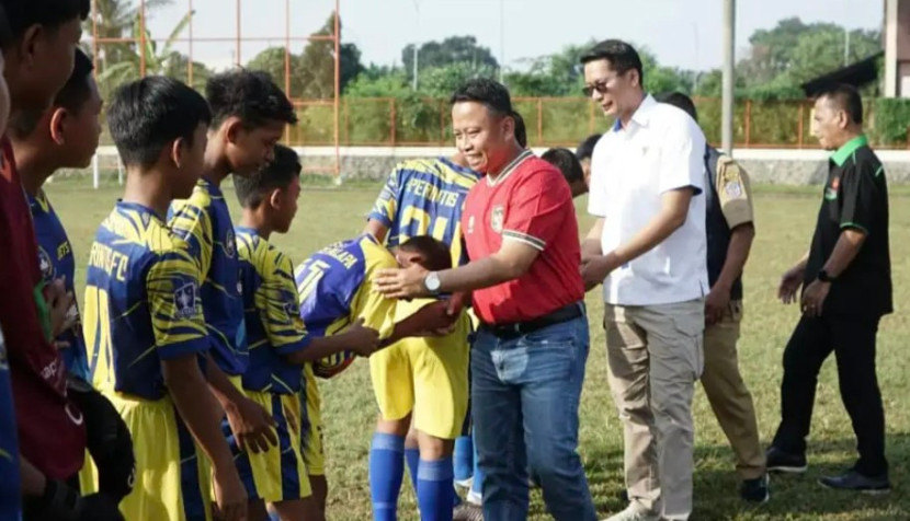 Wali Kota Depok, Supian Suri membuka turnamen Piala Soeratin U-13 Tingkat Jabar di Lapangan Kukusan, Beji, Kota Depok, Senin (04/08/2025). 
