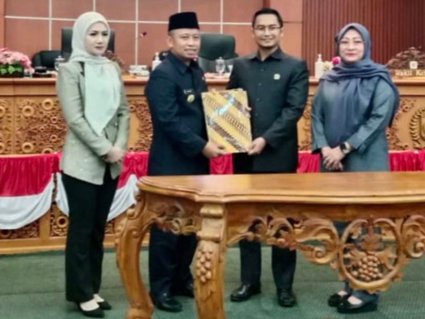 Wali Kota Depok, Supian Suri ( kedua dari kiri) menyerahkan jawaban pandangan umum ke Ketua DPRD Kota Depok, Ade Supriatna (kedua dari kanan). (Foto: Dok RUZKA INDONESIA)
