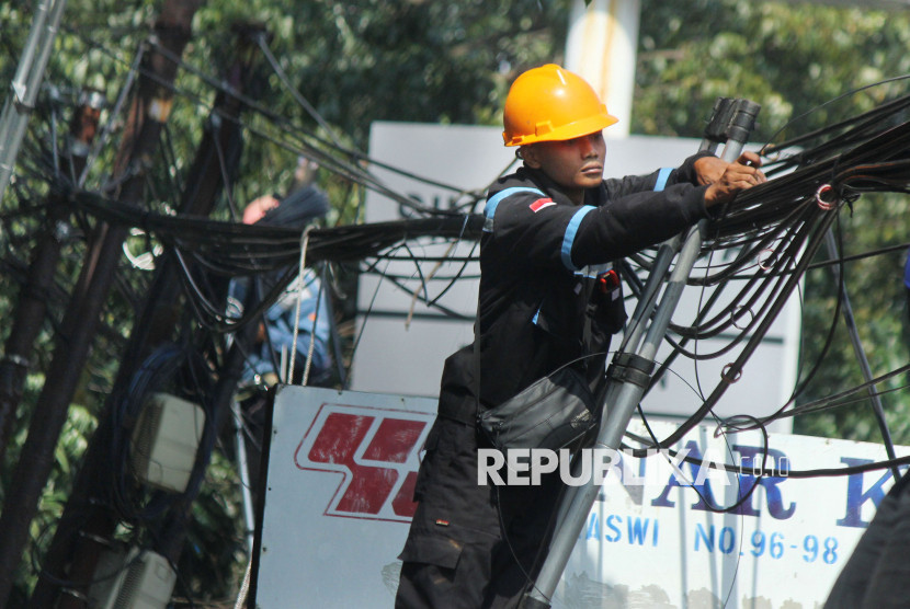 Perapihan kabel telekomunikasi dan PLN di Jalan Laswi, Kota Bandung, Selasa (5/8/2025). Foto: Edi Yusuf