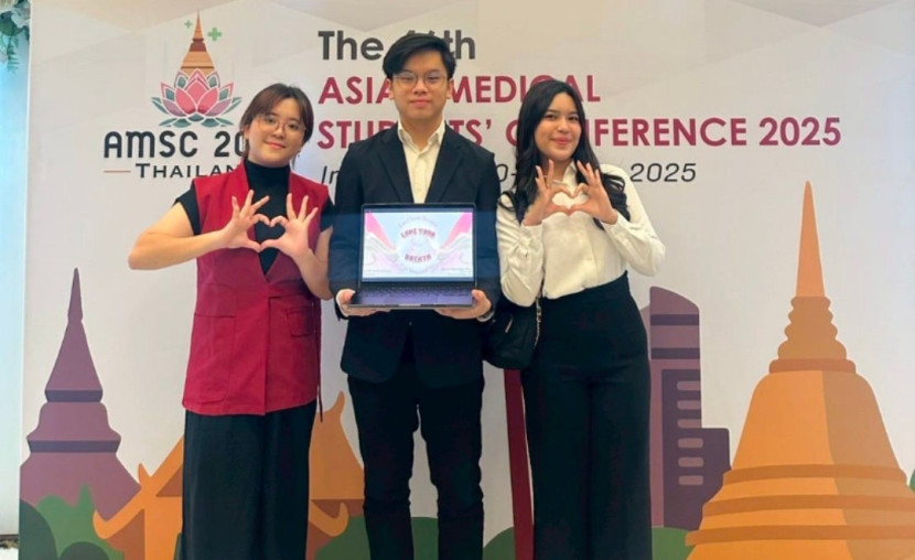 Tim FKUI mengampanyekan penggunaan inhaler herbal asal Thailand, Ya-Dom, sebagai pengganti rokok elektronik atau vape di kalangan anak muda. (Foto: Dok Humas UI)