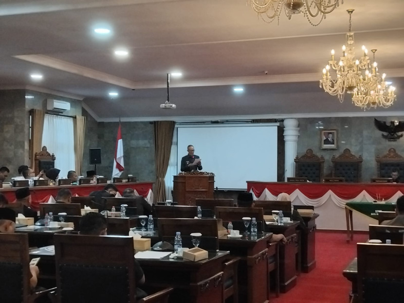 Suasana rapat paripurna DPRD Kota Sukabumi membahas dua raperda salah satunya soal permukiman kumuh, Selasa (5/8/2025).