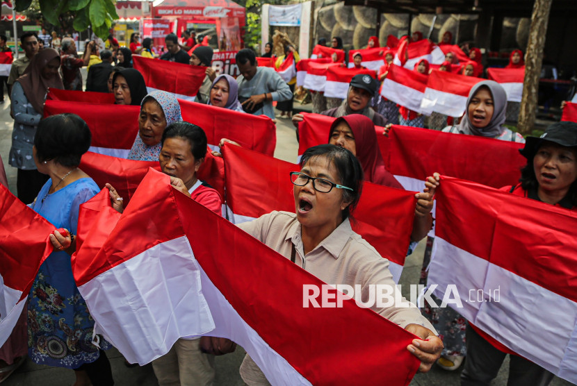 Pemerintah menggagas pembagian jutaan bendera Sang Saka Merah Putih.