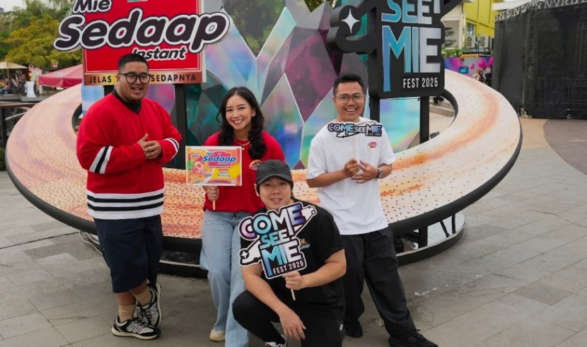 Katria Arintya Anindyantari, Head of Marketing Noodle Category, WINGS Group Indonesia bersama para kreator Sedaap Special Character, Triple W–WD Willy, Woketoon, dan Willy Winarko–berfoto di art installation Starlight Shard. (Foto: Dok RUZKA INDONESIA)