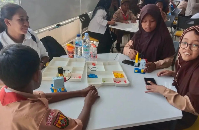 Para siswa disabilitas belajar robotik di Gedung Laboratorium riset multidisiplin UI, Rabu (06/08/2025). (Foto Dok Disdik Kota Depok)