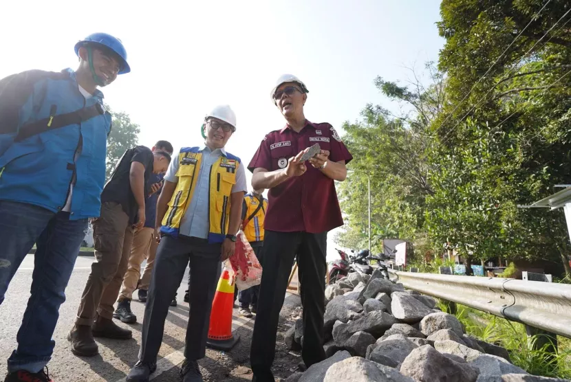 Wali Kota Sukabumi Ayep Zaki, melakukan peninjauan langsung ke lokasi tugu batas kota di Jalan Lingkar Selatan, Kamis (7/8/2025).dokpim