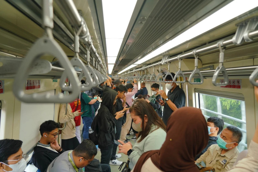 Ilustrasi. Peningkatan jumlah pengguna LRT Jabodebek menunjukkan semakin besarnya peran LRT Jabodebek dalam mobilitas harian masyarakat perkotaan. (Foto: Humas KAI)