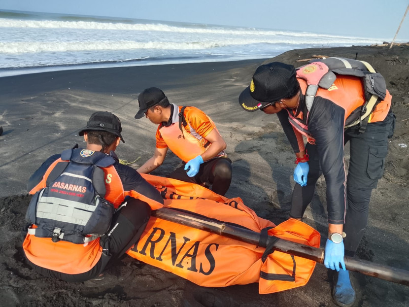 Tim SAR Gabungan tengah mengevakuasi nelayan yang tenggelam di Pantai Tegalbuleud, Kabupaten Sukabumi, Kamis (7/8/2025).dok kantor pos Sar Sukabumi