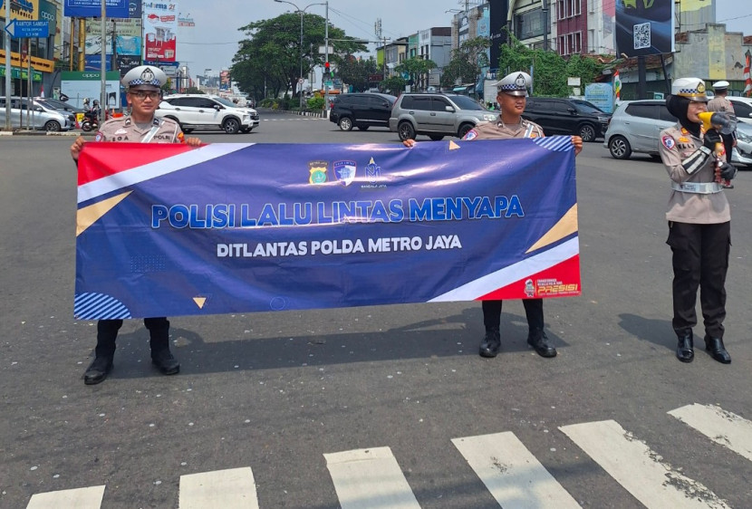 AKP Elly Padiansari, S.H (Kanit Kamsel) melakukan kegiatan Pendistribusian Bendera Merah Putih dan Polisi Lalu Lintas Menyapa. (Foto: Dok Humas Polrestro Depok)