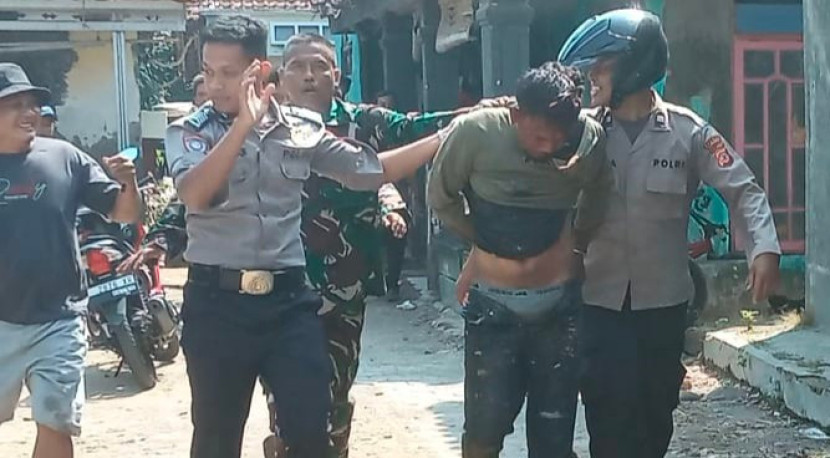 Anggota Koramil 1713 dan Polsek Ligung tangkap pelaku pencurian ranmor. (Foto: Dok Eko Widiantoro)