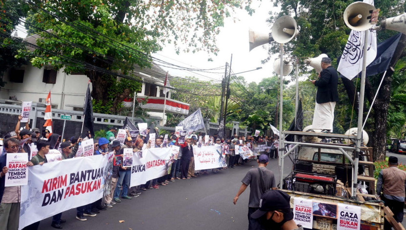 Spanduk dan poster seruan lainnya juga ditampilkan dalam tiga bahasa, di antaranya bertuliskan: Buka Perbatasan Rafah! Jangan Jadi Tembok Penjajah!; Buka Perbatasan, Kirimkan Bantuan dan Tentara; dan Putuskan Diplomasi, Kirim Tentara, Bebaskan Gaza. (Foto: Dok RUZKA INDONESIA)