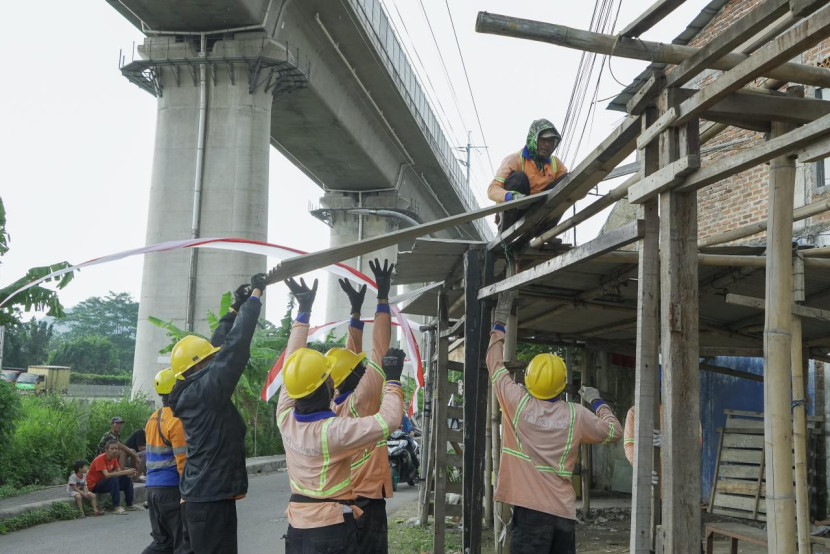 Penertiban dilakukan di wilayah Kelurahan Gempolsari, Kecamatan Bandung Kulon, Kota Bandung, tepat di bawah jalur operasional Kereta Cepat Whoosh yang menghubungkan Stasiun Padalarang dan Tegalluar Summarecon. (Foto: Corporate Communication KCOIC)