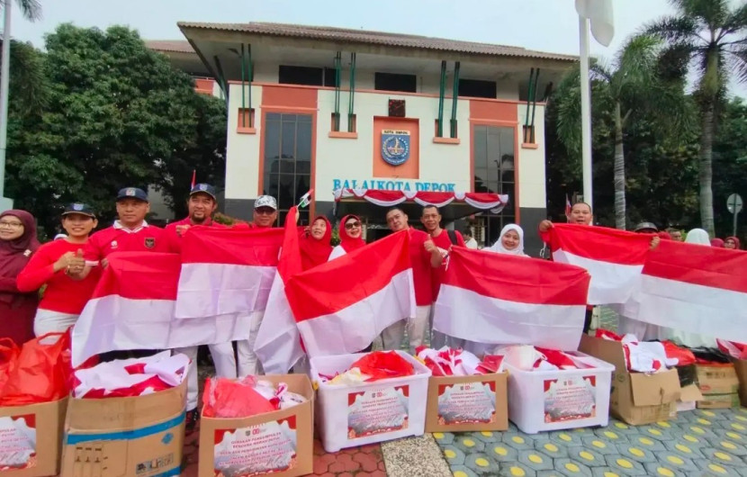 Para ASN Pemkot Depok mengumpulkan bendera merah putih. (Foto: Dok Diskominfo Kota Depok) 