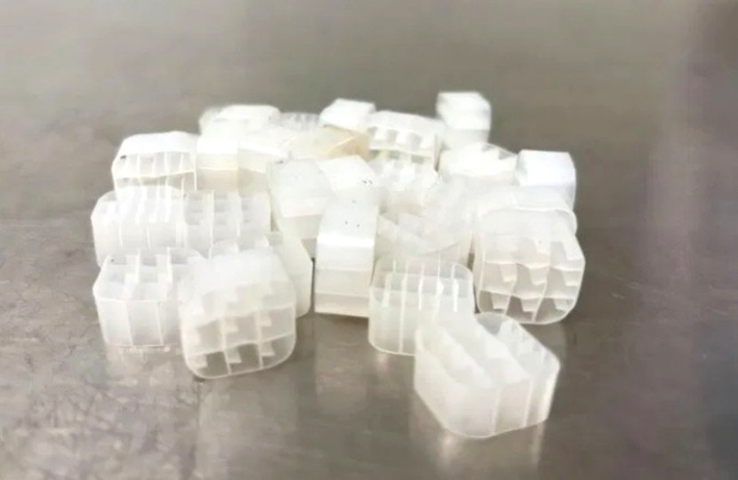 Potongan plastik kecil dari Biowater Technology disebut pembawa biofilm, yang banyak digunakan dalam sistem pengolahan air dan limbah. Ini menyediakan permukaan tempat bakteri bermanfaat dapat tumbuh dan menjalankan fungsinya secara efisien/Foto: Lu Feng.