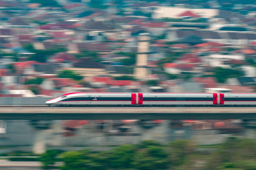 Ilustrasi. Didukung dengan kecepatan hingga 350 km/jam, Whoosh tidak hanya menjadi kereta tercepat di Asia Tenggara, tetapi juga masuk jajaran kereta tercepat di dunia. (Foto: Corporate Communication KCIC)