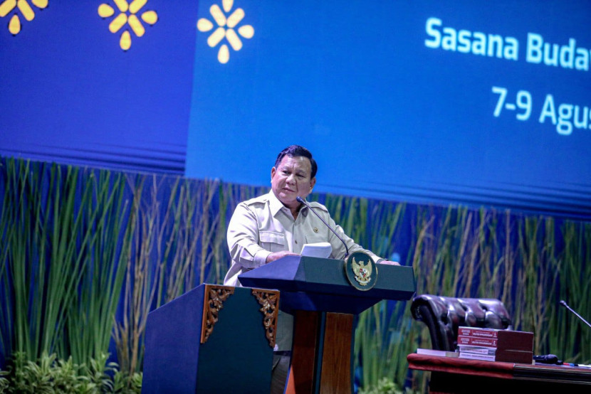 Presiden Prabowo Subianto menyampaikan sambutan saat acara Konvensi Sains, Teknologi, dan Industri Indonesia (KSTI), di Gedung Sabuga, Kota Bandung, Kamis (7/8/2025). Foto Diskominfo Kota Bandung