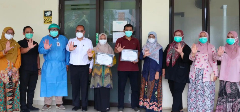 Pelaksana Tugas (Plt) Direktur RSUD KiSA Depok, Agus Gojali usai srahkan sertifikat kepada pasien yang berhasil memgelesaikan pengobatan TB RO. (Foto: Dok RSUD KiSA Depok) 