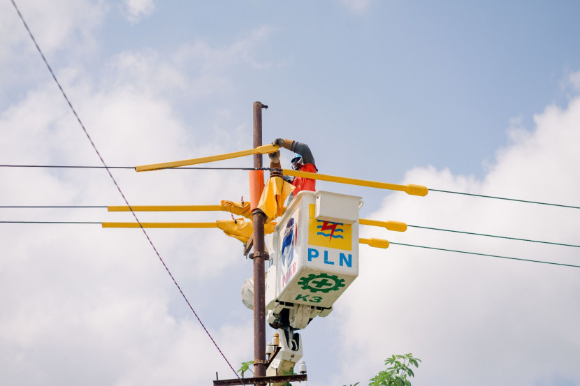 Pemeliharaan jaringan listrik tanpa pemadaman (ilustrasi). FOTO: PLN UID Jatim