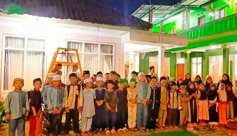 Santri yatim piatu Ponpes Mansyaul Ulum di halam pondok. (Foto: Dok Eko Widiantoro)