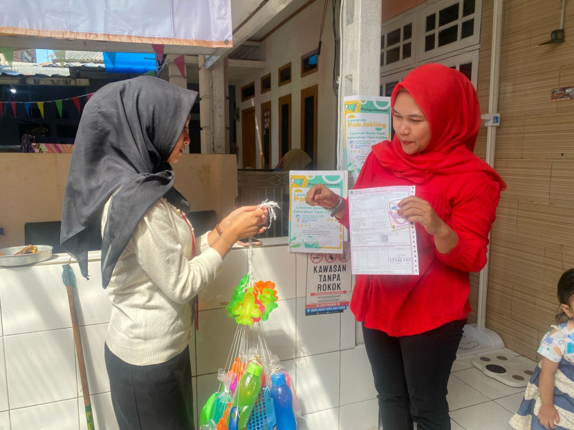 Warga yang membayar pajak PBB di Kelurahan Tipar, Kecamatan Citamiang Kota Sukabumi diberikan kesempatan menarik benang berhadiah.