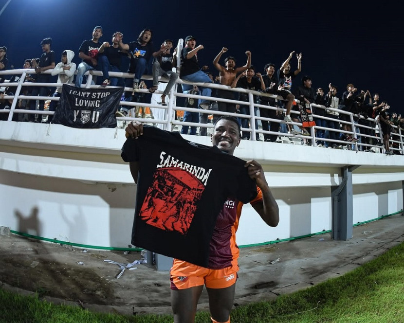Sorak sorai supporter Borne FC usai kemenangan melawan Bhayangkara FC. (Borneo FC)
