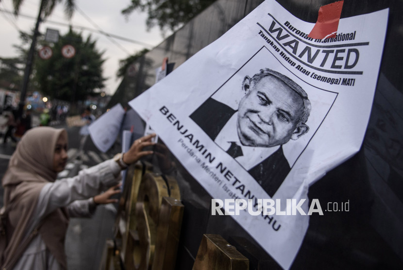 Aktivis Bandung Spirit For Palestine menempelkan poster buronan ICC, Netanyahu.