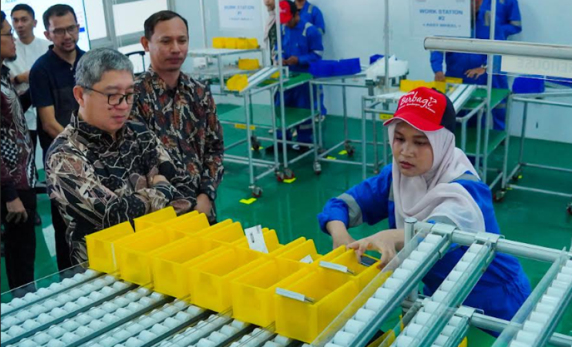 Presiden Direktur TMMIN Nandi Julyanto (kaca mata) sedang menyaksikan simulasi Toyota Production System (TPS) yang diperagakan salah satu mahasiswi Teknik Industri USK. dok TMMIN