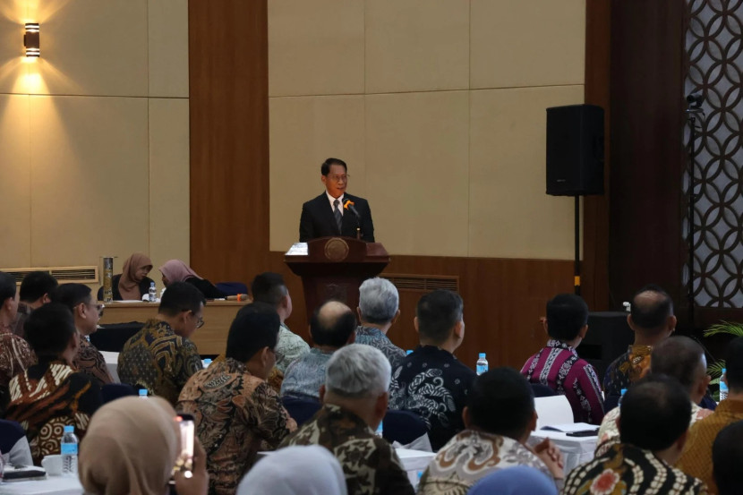 Prosesi wisuda Doktor Didiek Hartantyo yang juga dikenal sebagai Direktur Utama PT KAI digelar, 8 Agustus 2025 di Gedung Ki Hajar Dewantara, UNS Tower, Solo. (Foto: Humas KAI)