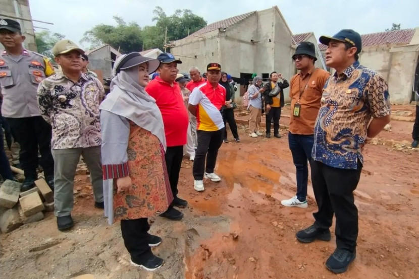 Kepala Dinas PUPR Kota Depok Citra Indah Yulianty berdiskusi dengan Wakil Wali Kota Depok, Chandra Rahmansyah saat melakukan penyegelan Perumahan Pangeran Residence di Kelurahan/Kecamatan Pancoran Mas, Jumat (08/08/2025). (Foto:Dok Diskominfo Kota Depok)