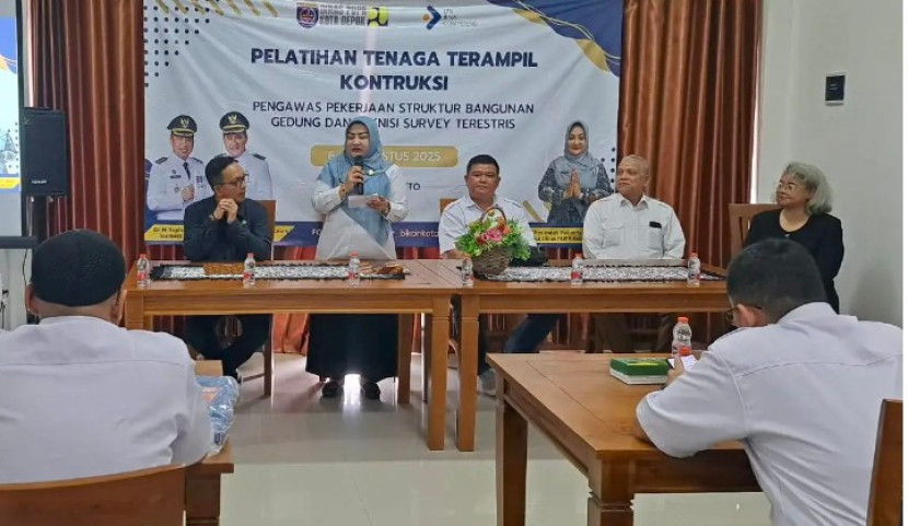 Kepala Dinas PUPR Kota Depok, Citra Indah Yulianty, memberikan sambutan dalam kegiatan pelatihan tenaga terampil konstruksi bagi pengawas pekerjaan struktur bangunan gedung dan teknisi survei terestris. (Foto: Dok Diskominfo Kota Depok)