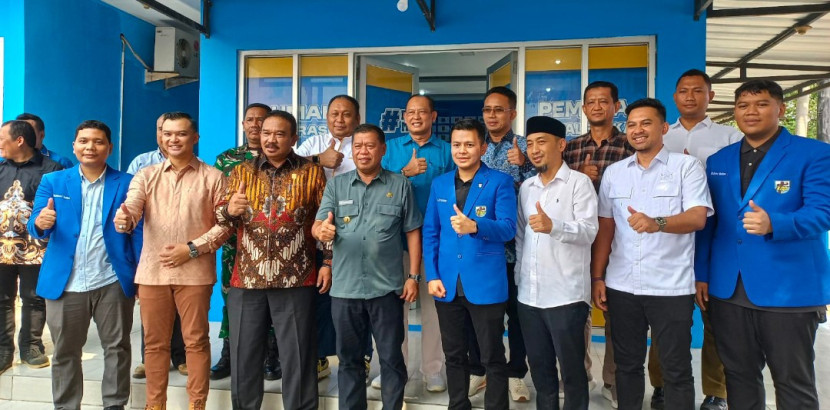 Bupati Majalengka Eman Suherman dan ketua KNPI Anto Febrianto beserta para pejabat berfoto bersama di depan Rumah Aspirasi Pemuda. (Foto: Dok Eko)