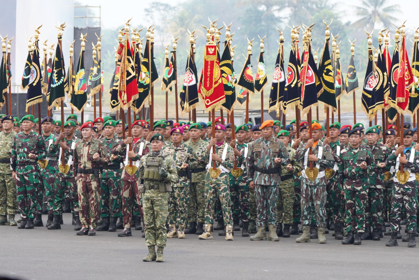Pangkostrad Letjen M Fadjar menjadi inspektur upacara di Batujajar. Sumber: Puspen TNI