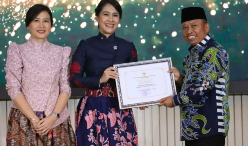 Wali Kota Depok, Supian Suri menerima Penghargaan KLA Kategori Nindya 2025 dari Wakil Menteri Kependudukan dan Pembangunan Keluarga RI, Isyana Bagoes Oka (tengah) dan Wakil Menteri PPPA RI, Veronica Tan (kiri) di acara Malam Penganugerahan Kabupaten/Kota Layak Anak di Jakarta, Jumat (08/08/2025). (Foto: Dok. Kementerian PPPA RI)