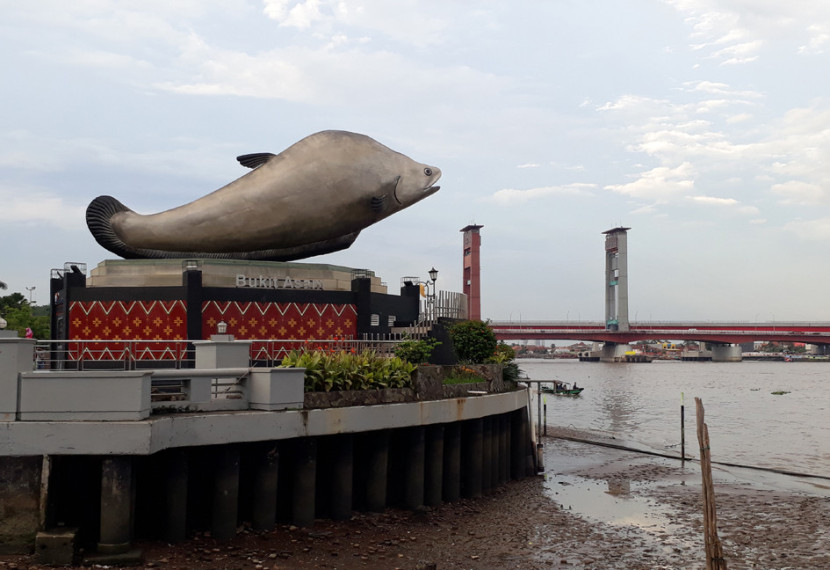 Sungai Musi, jembatan Ampera dengan tugu ikan belida. (FOTO: Maspril Aries)