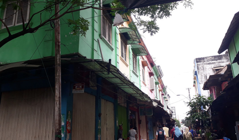 Salah satu sudut Pasar 16 Ilir yang tak jauh dari sungai Musi, toko di sini ada yang dibangun zaman kolonial. (FOTO: Maspril Aries)