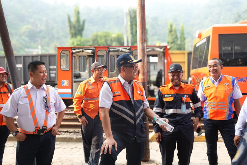 Direktur Pengelolaan Prasarana KAI, Heru Kuswanto (tengah). (Foto: Humas KAI)