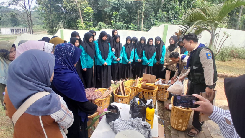 Sejumlah santri dan pengurus pesantren Nurul Anwar Mubtadi'in Kabupaten Subang mengekuti pelatihan pemilahan dan pengelolaan sampah  Sabtu (9/8/2025). (Foto Dok)
