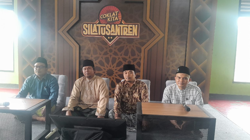 Pimpinan Pondok Pesantren Nurul Anwar Mubtadi'in, KH. Zainal Mufid, (kedua kiri) dan perwakilan Coklat Kita, Yudi Wate Angin (kanan) membahas program pengelolaan sampah berkesinambungan di pesantren pada gelaran Silatusantren di Kabupaten Subang, Sabtu (9/8/2025).